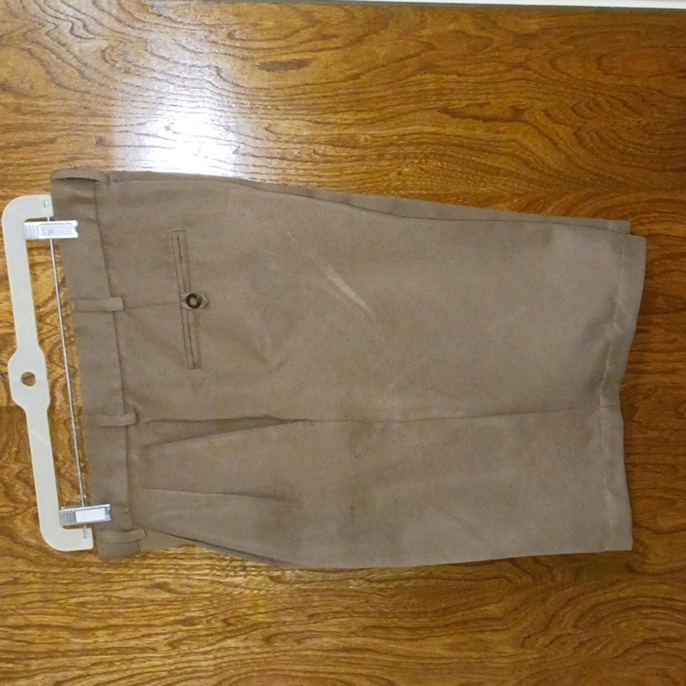 Axist size 34 dark tan Bermuda shorts, good condition